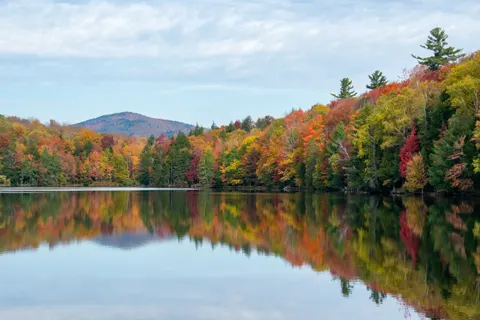 Autumn Lake 4K Wallpaper · autumn · 3840×2560