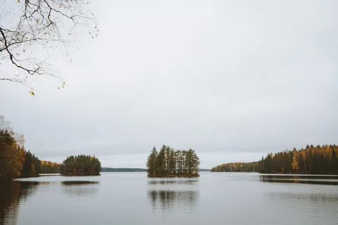 Autumn Lake 4K Wallpaper · autumn · 3840×2561