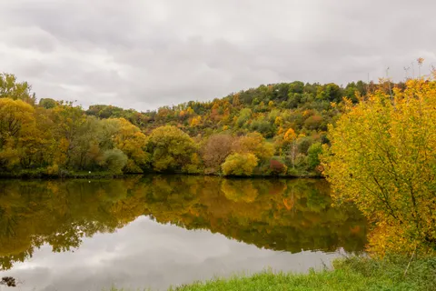 Autumn Lake 4K Wallpaper · autumn · 3840×2560