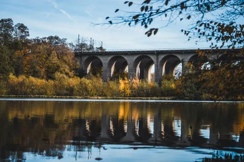 Autumn Lake 4K Wallpaper · autumn · 3840×2560