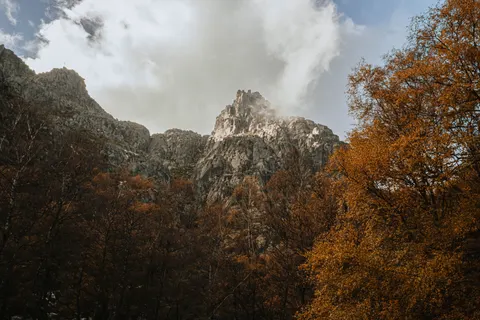 Autumn Mountains 4K Wallpaper · autumn · 3840×2560