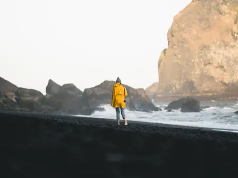 والپیپر ساحل شن سیاه با کیفیت 4K · travel · 3840×2880