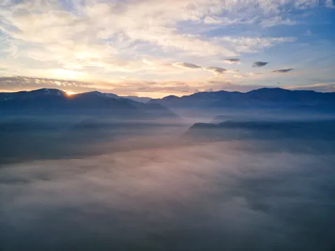 Papel de parede Lago de Montanha na Névoa 4K · nature · 3840×2880