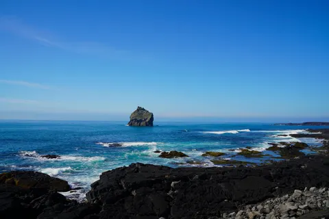 Black Sand Beach 4K Wallpaper · travel · 3840×2561