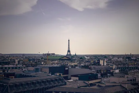 Paris at Night 4K Wallpaper · city · 3840×2563