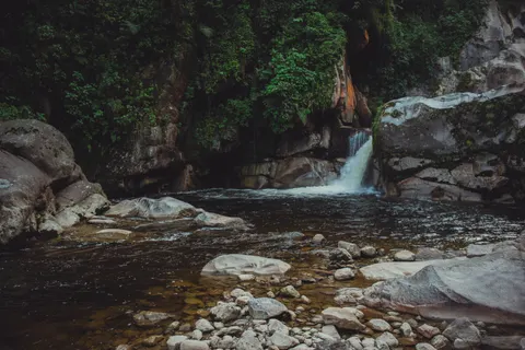 Jungle Waterfall 4K Wallpaper · waterfall · 3840×2560