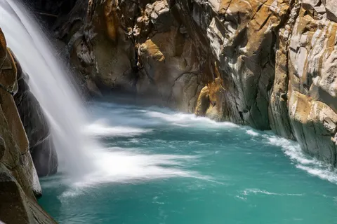 Silky Waterfall 4K Wallpaper · waterfall · 3840×2561