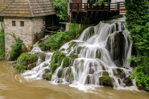 Fond d'écran Cascade soyeuse 4K · waterfall · 3840×2562