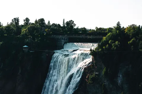 Cliff Waterfall 4K Wallpaper · waterfall · 3840×2561