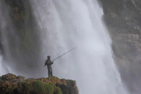 Hình nền Thác nước vách đá 4K · waterfall · 3840×2560