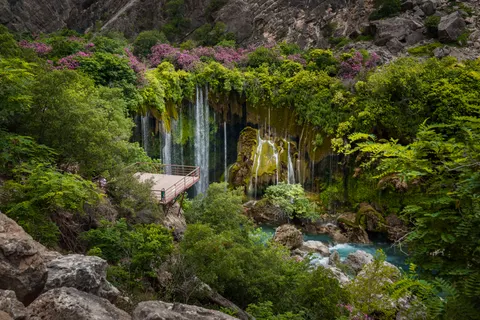 Cliff Waterfall 4K Wallpaper · waterfall · 3840×2560