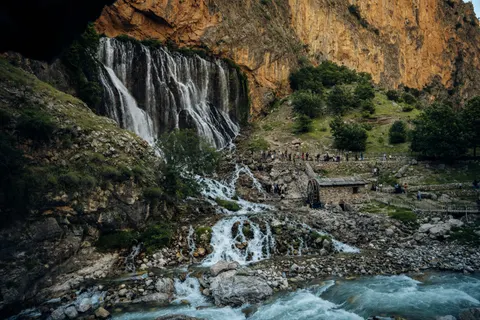 Cliff Waterfall 4K Wallpaper · waterfall · 3840×2560