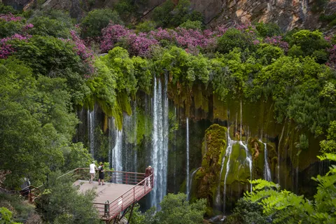 Cliff Waterfall 4K Wallpaper · waterfall · 3840×2560