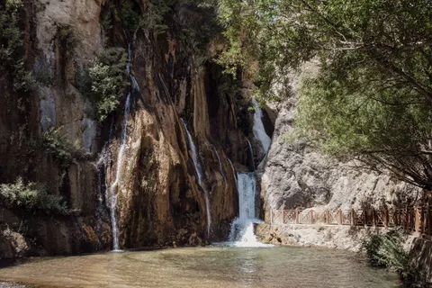 Cliff Waterfall 4K Wallpaper · waterfall · 3840×2560