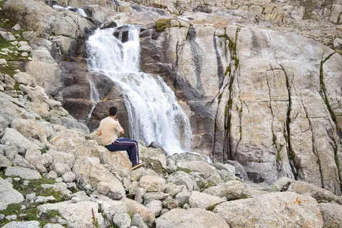 Cliff Waterfall 4K Wallpaper · waterfall · 3840×2560