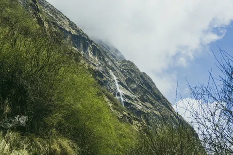 Cliff Waterfall 4K Wallpaper · waterfall · 3840×2560
