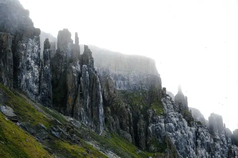 Cliff Waterfall 4K Wallpaper · waterfall · 3840×2560