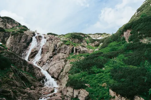 Cliff Waterfall 4K Wallpaper · waterfall · 3840×2560