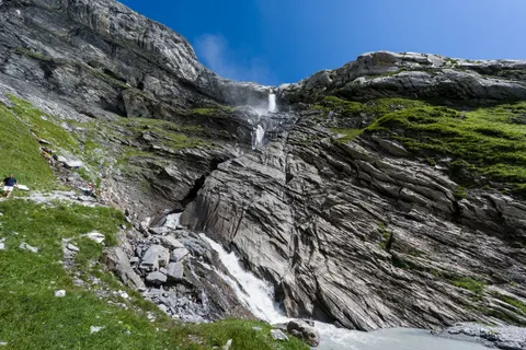 Cliff Waterfall 4K Wallpaper · waterfall · 3840×2558