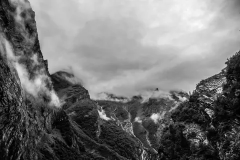 Cliff Waterfall 4K Wallpaper · waterfall · 3840×2563