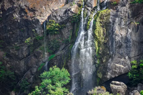 Cliff Waterfall 4K Wallpaper · waterfall · 3840×2560