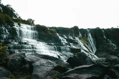 Cliff Waterfall 4K Wallpaper · waterfall · 3840×2560