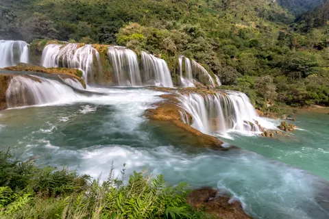 Hình nền Thác nước nhiệt đới 4K · tropical · 3840×2560