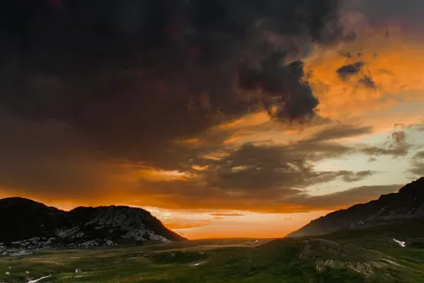 Hình nền Bão tố u ám 4K · dark · 3840×2560