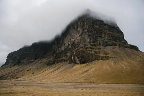 والپیپر کوه‌های تاریک با کیفیت 4K · dark · 3840×2561