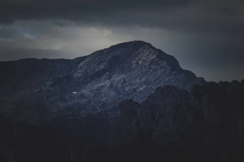 Sfondo Montagne oscure 4K · dark · 3840×2560