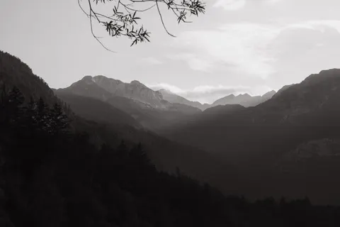 Sfondo Montagne oscure 4K · dark · 3840×2560