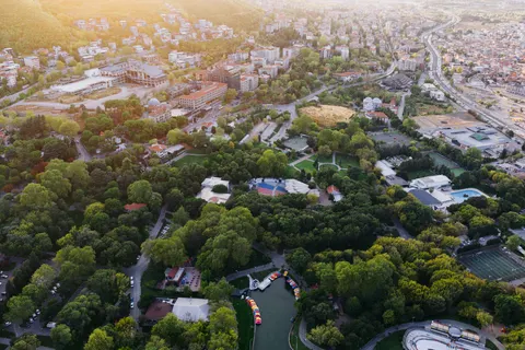Stad van bovenaf 4K-achtergrond · aerial · 3840×2560