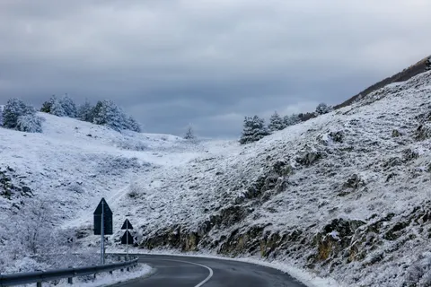 Winter Mountains 4K Wallpaper · winter · 3840×2561