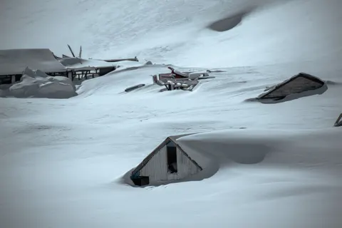 والپیپر کلبه زمستانی با کیفیت 4K · winter · 3840×2560