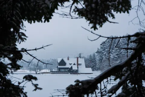 Winter Cabin 4K Wallpaper · winter · 3840×2560