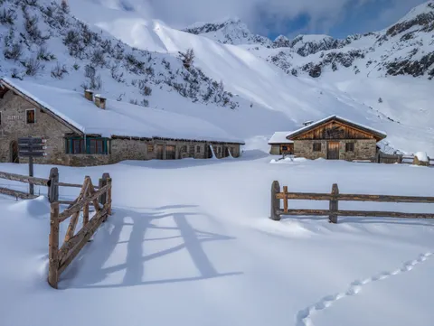 Winter Cabin 4K Wallpaper · winter · 3840×2889