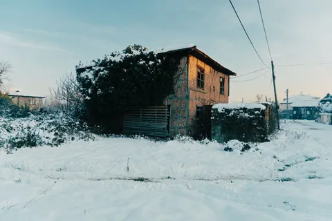 Winter Cabin 4K Wallpaper · winter · 3840×2562