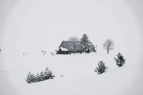 خلفية كوخ الشتاء بدقة 4K · winter · 3840×2560