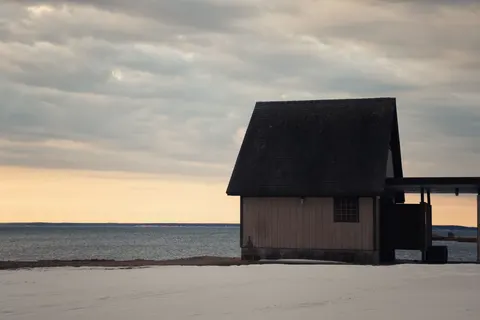 Winter Cabin 4K Wallpaper · winter · 3840×2560