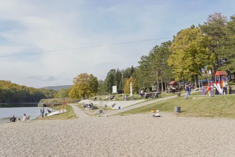 Autumn Park 4K Wallpaper · autumn · 3840×2560