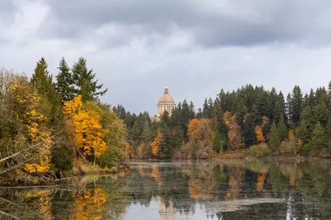 Autumn Lake 4K Wallpaper · autumn · 3840×2560