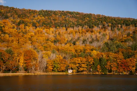 秋日湖泊 4K壁纸 · autumn · 3840×2560