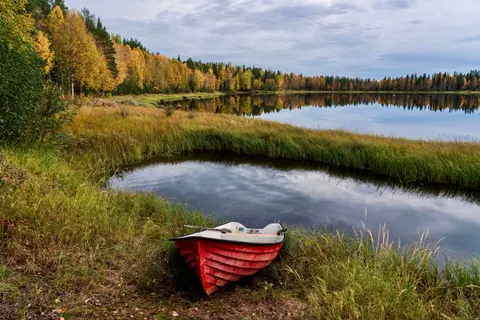 Autumn Lake 4K Wallpaper · autumn · 3840×2561