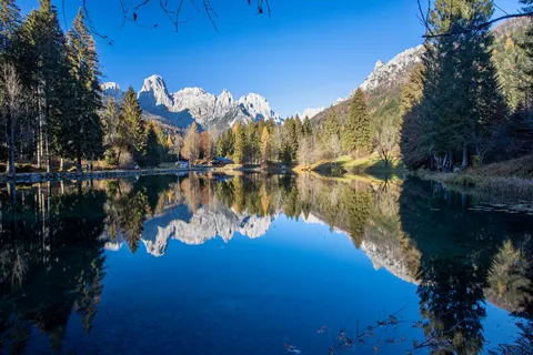 Autumn Lake 4K Wallpaper · autumn · 3840×2560