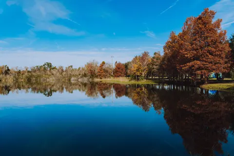 Autumn Lake 4K Wallpaper · autumn · 3840×2560