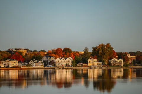Autumn Lake 4K Wallpaper · autumn · 3840×2561
