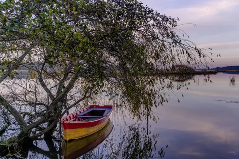 Autumn Lake 4K Wallpaper · autumn · 3840×2560