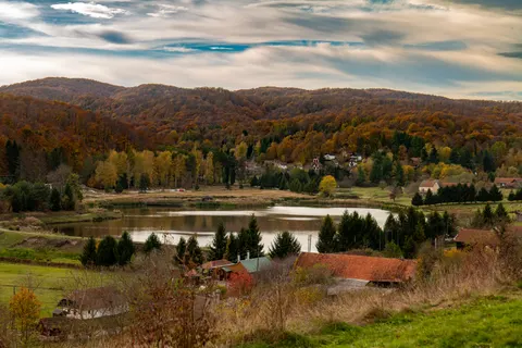 Autumn Lake 4K Wallpaper · autumn · 3840×2562
