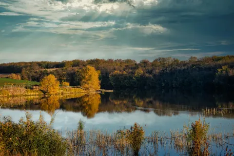 Autumn Lake 4K Wallpaper · autumn · 3840×2560