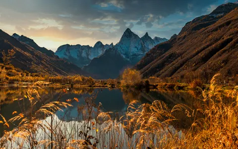 Tapeta Jesienne jezioro 4K · autumn · 3840×2407
